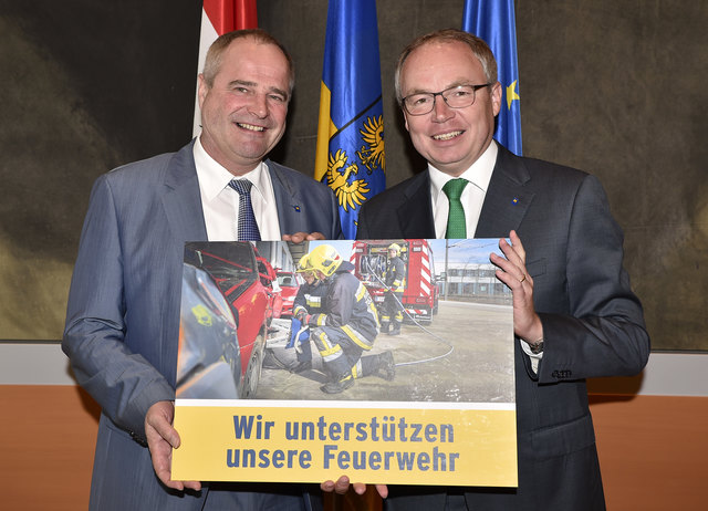Landtagsabgeordneter Hermann Haller freut sich über die Zusage von Landesrat Stephan Pernkopf, das neue Tresdorfer Feuerwehrauto mit 50.000 Euro zu fördern. | Foto: NLK