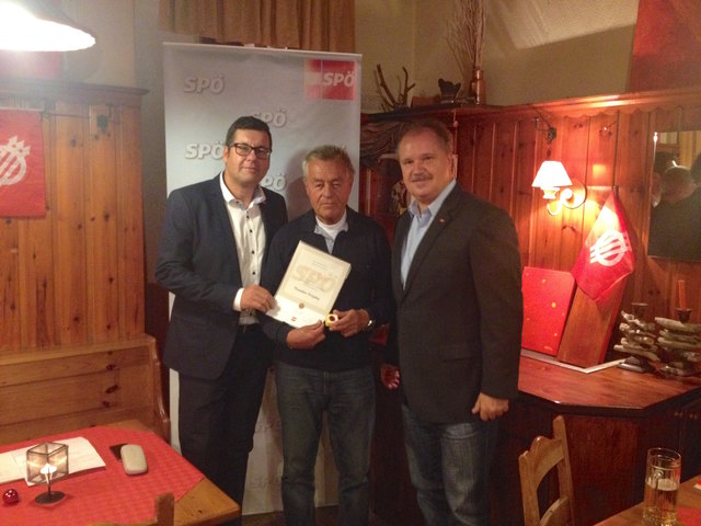 Robert Laimer und Wolfgang Motz gratulierten Theo Freytag (mi.). | Foto: privat