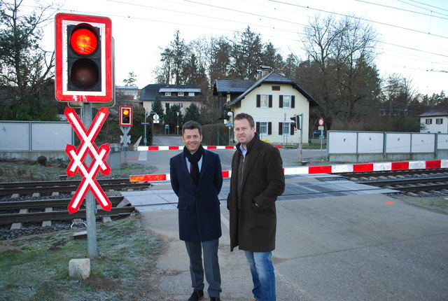 Beim Bahnübergang in der Kochstraße stoppten Andreas Pregl (l.) und Thomas Jank die Schließ-Zeit des Schrankens wegen einem Zug: sieben Minuten. Wie wird das in Zukunft sein, wenn mehr Züge durchfahren, fragen sie sich?
