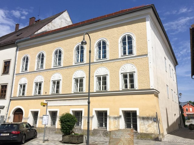 Das Geburtshaus Adolf Hitlers in der Salzburger Vorstadt 15