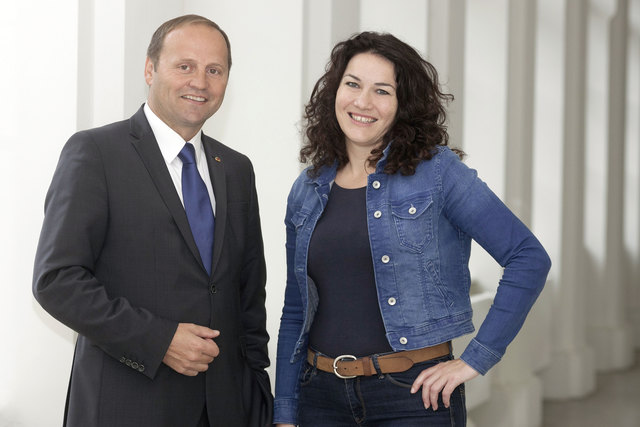 Josef Geisler und Ingrid Felipe sind gespannt auf die Ergebnisse. | Foto: Land Tirol/Die Fotografen
