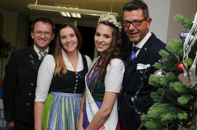 Narzissenfestverein-Obmann-Stv. Sigi Fink mit Eva Eder und Narzissenprinzessin Katharina sowie Bezriksblätter-Geschäftsführer Michael Kretz