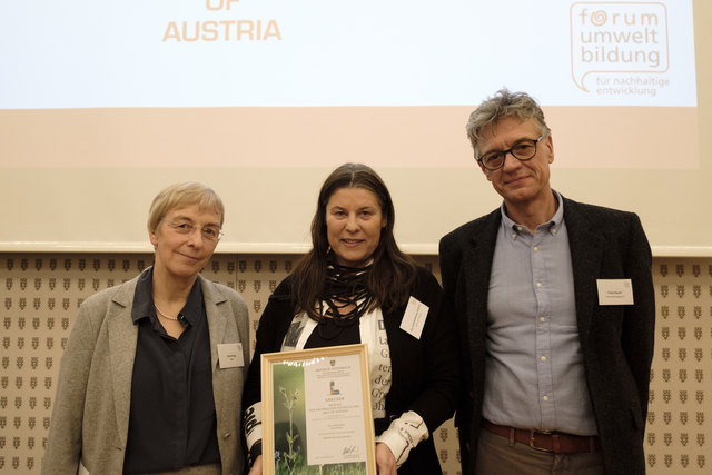 Eva Scheibelhofer-Schroll/NMS Laßnitzhöhe (Bildmitte)  bei der Preisverleihung mit  Irene Krug/BMB und Dr. Franz Rauch | Foto: KK