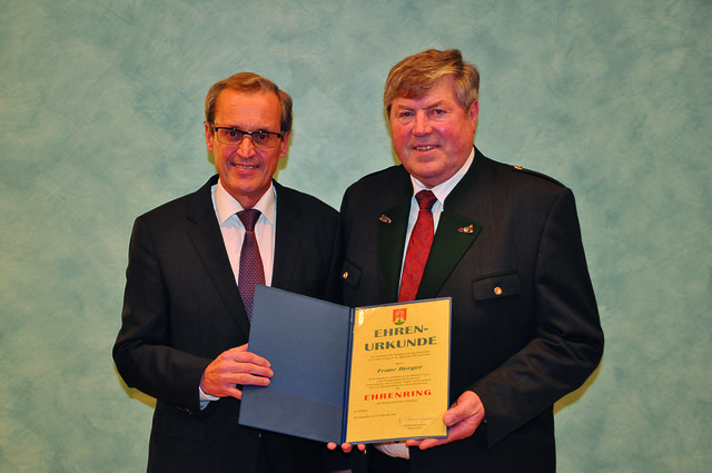 v.l.n.r.: Bürgermeister Gerhard Baumgartner und Herr Franz Berger