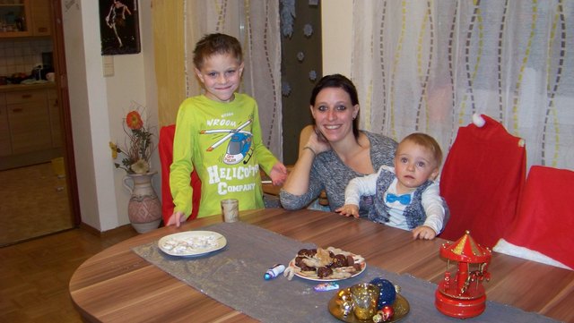 Jaqueline Edler feiert mit ihren Söhnen Julian und Elias.