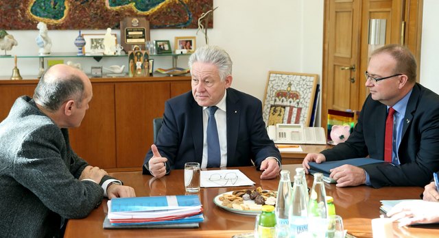 Innenminister Wolfgang Sobotka, Landeshauptmann Josef Pühringer und Bürgermeister Johannes Waidbacher bei ihrem Arbeitsgespräch.