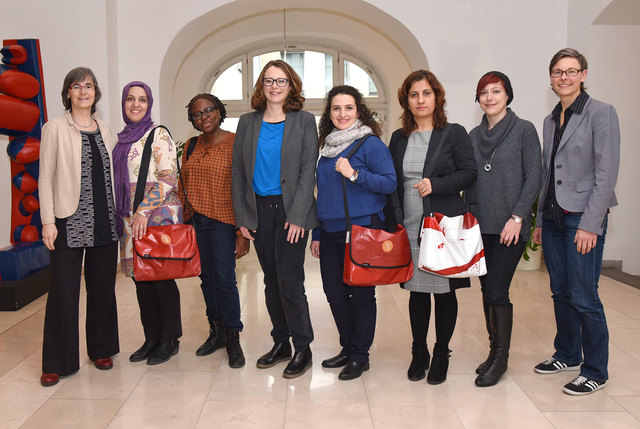 2016 gewann das Projekt "Nachbarinnen" von migrare, Volkshilfe und FH OÖ den Frauenpreis und den "Goldenen Hexenbesen". Stadträtin Eva Schobesberger (4. v. l.) und Frauenbeauftragte Jutta Reisinger (r.) gratulierten.