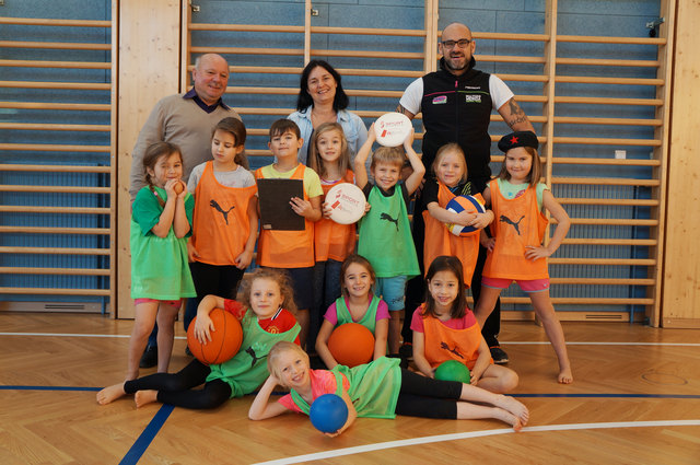 ASKÖ-Bezirksobmann Adalbert Britzmann, Lehrerin Dagmar Dumpelnik-Prasenc, Fitnesscoach Charly Falke und Kinder der Europaschule St. Michael (von links) | Foto: KK