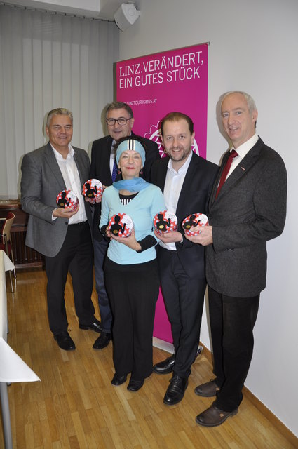 Leo Jindrak (Konditorei Jindrak), Tourismusdirektor Georg Steiner, Künstlerin Helga Schager, Kulturstadtrat Bernhard Baier und Klaus Schobesberger (WKO OÖ; v. l.) | Foto: TVL