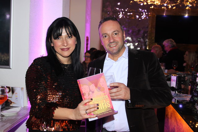 Autorin Nina Aigner mit Carmelo Surace bei der Buchpräsentation im Surace Linz.