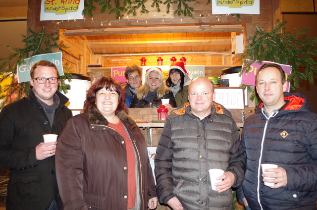 Im Punschstand (v.l.n.r):  Maria KORB (Billa Marktmanagerin), Gisela BIERBAUM (Organisatorin/Billa)und Dietlinde QUIXTNER (Organisatorin / Billa)

Vor der Punschhütte: (v.l.n.r.): Andi ULZER (Weinhof Ulzer / Sponsor), Adelheid BUHL (Billa Regionalmanagerin), Günther NEUBAUER (SPÖ Vorsitzender Grafenwörth, GGR) und Peter HÖRZINGER (FF-Seebarn, GGR)