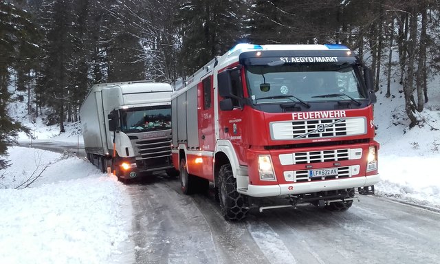Die St. Aegyder Feuerwehr sicherte den Lkw.