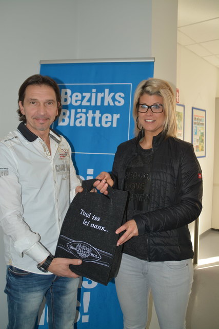 Mario Hofmann überreicht den Gewinn an Jasmin Spötl aus Telfs.