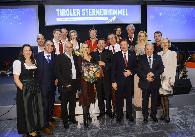 Schlussbild alle Künstler und Partner - Benefizgala Tiroler Sternenhimmel für Netzwerk Tirol in der Thöni Skylounge in Telfs