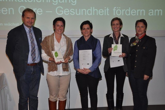 Bei der Plakettenverleihung: Kammeramtsdirektor Werner Brugner, Elke Meisterhofer (Kronerhof) mit Koordinatoren und Ausgezeichneten. | Foto: LFI Steiermark