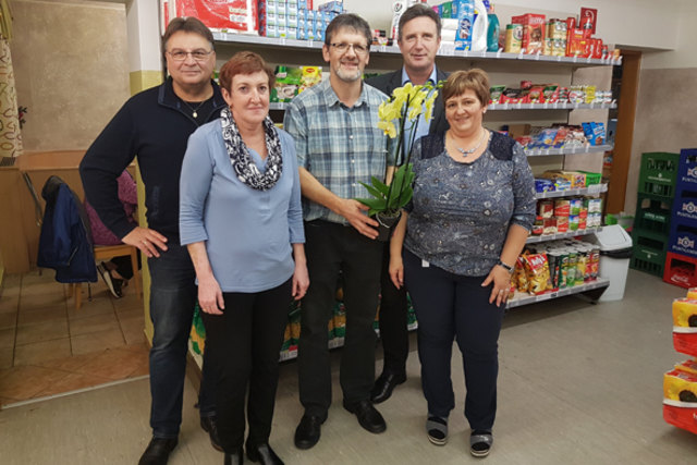 Im neu übernommenen "Oberdrosener Stüberl" (von links): Bgm. Franz Josef Kern, Verkäuferin Rosalinde Fartek, der neue Betreiber Johann Holzmann, LAbg. Ewald Schnecker und Verkäuferin Rosi Güttl. | Foto: Gemeinde St. Martin/Raab