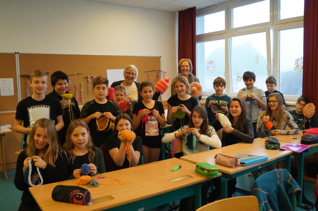 Eifriges Häkeln mit den Lehrerinnen Christine Schmidhuber und Anita Klaus-Scholl.