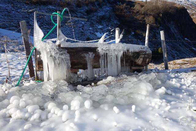 vereister Brunnen auf der Alm