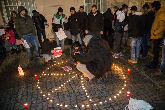 Mahnwache für die Opfer von Aleppo vor dem Schloss Mirabell in Salzburg | Foto: Franz Neumayr/MMV