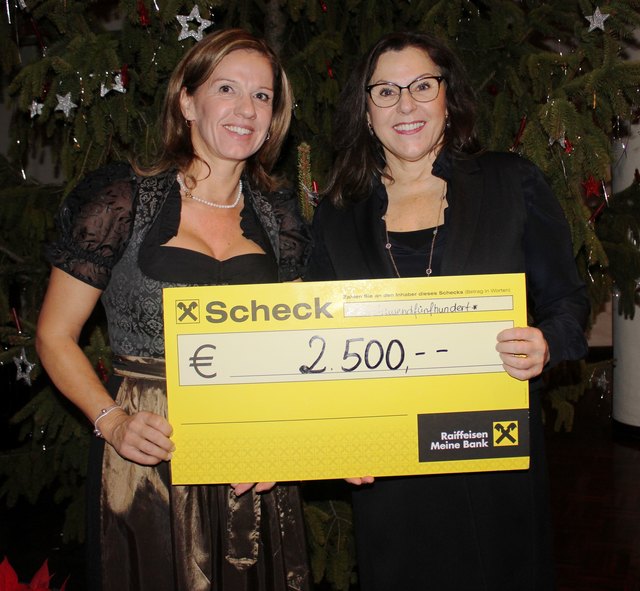 Karin Kößler (RLB) und Hospiz-Präsidentin Elisabeth Zanon bei der Scheckübergabe.