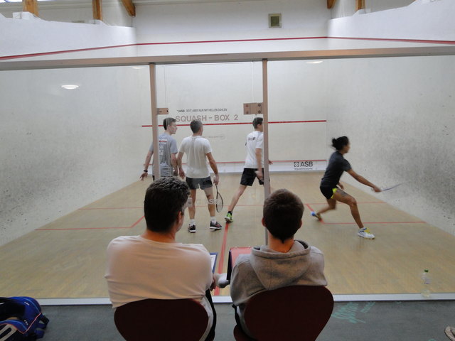 Squashdoppel mit Schiedsrichter und Punkterichter