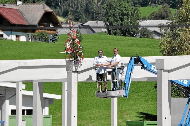 DI Heimo Salzger (Rodlauer Greimeister ZT) und AKE- Geschäftsführer Andreas Pilz (rechts) anlässlich der Firstweihe der neuen Produktionshalle im August 2016. | Foto: AKE