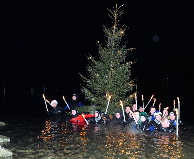 Christbaumschwimmen wie in Traun zählt bei vielen Einsatzorganisationen in Oberösterreich zur gelebten Tradition. | Foto: FF