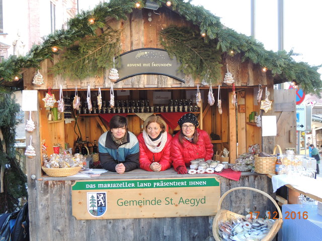 St. Aegyder Adventstand mit Yvonne, Susanne und Elisabeth