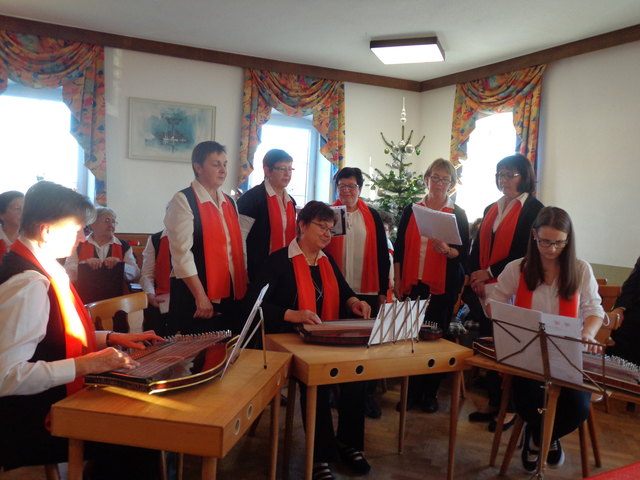 Zithermusik und Seniorenchor; in der Mitte Leiterin Christa Brunmayr. | Foto: Stöger