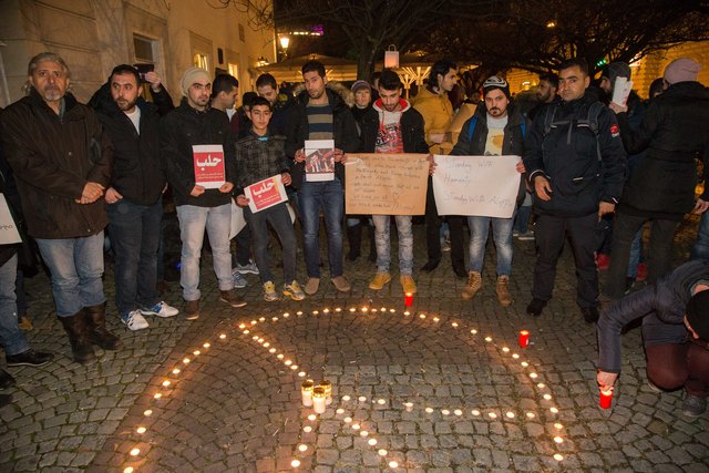 Mahnwache für die Opfer von Aleppo vor dem Schloss Mirabell in Salzburg | Foto: Franz Neumayr/MMV