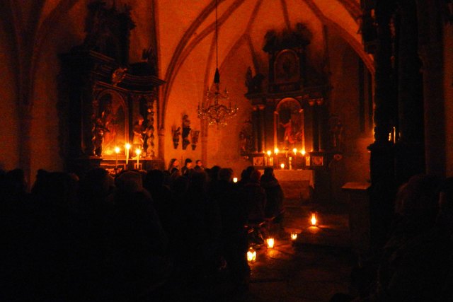 Kerzenschein und Engelsstimmen, dazwischen Texte von Elfi Groß und dem Wortgottesdienst von Pastoralassistent Helmut Konrad - Adventfeier, so wie es früher einmal war.