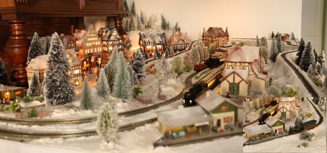Ich habe unsere Weihnachts-Anlage "Alte Stadt"  jetzt mit einer Minitrain-Stadtbahn-Dampflok (Bild im Bild rechts unten) erweitert. Die Seilbahn wurde wegen kompliziertem Auf- und Abbau herausgenommen.