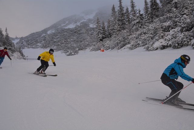 Mit einem Ski-Guide geht's die unberührte Piste hinab.