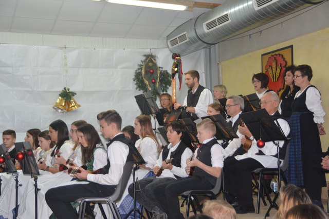 Das Tamburizzaorchester und Chor Schandorf begeisterte in der Gemeindehalle mit ihrem Weihnachtskonzert.