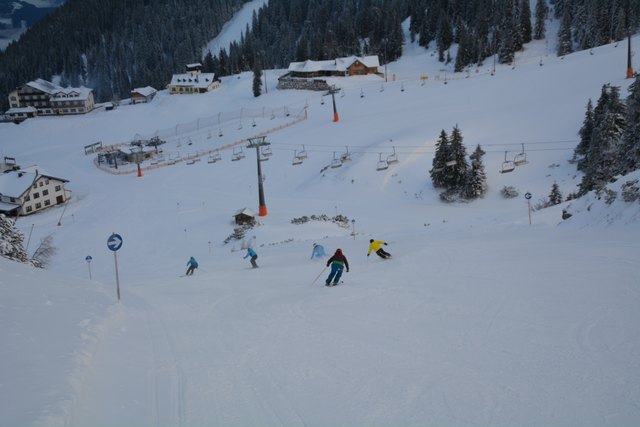 Mit einem Ski-Guide geht's die unberührte Piste hinab.