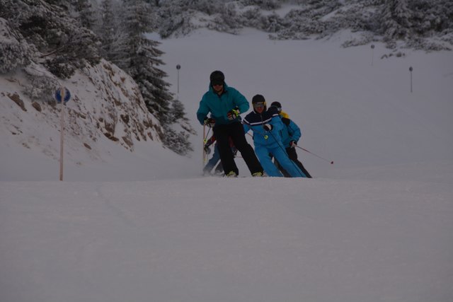 Mit einem Ski-Guide geht's die unberührte Piste hinab.
