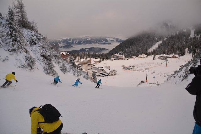 Mit einem Ski-Guide geht's die unberührte Piste hinab.
