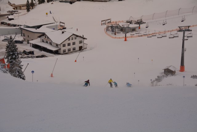 Mit einem Ski-Guide geht's die unberührte Piste hinab.
