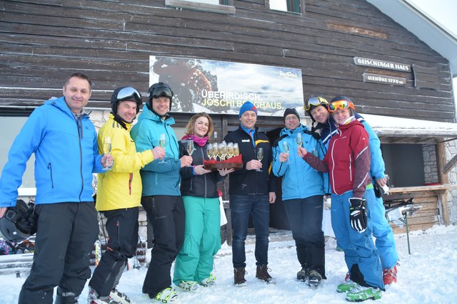Mit einem Gläschen Sekt stießen die Organisatoren auf das neue Wintersport-Angebot am Göstlinger Hochkar an.