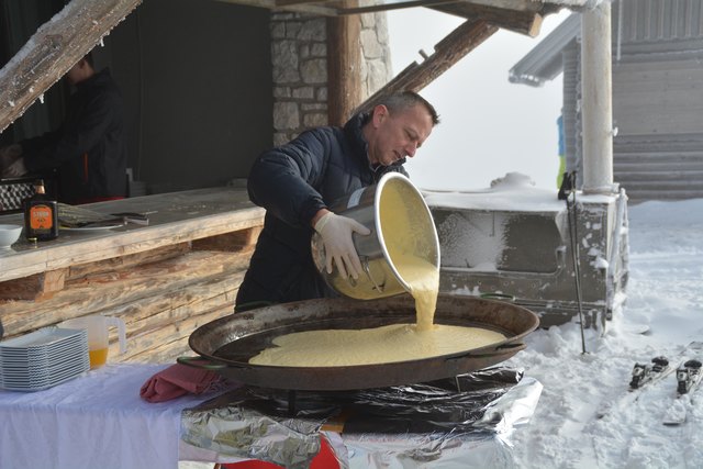 Hüttenchef Joschi berietet das Frühstück für die Gäste zu.