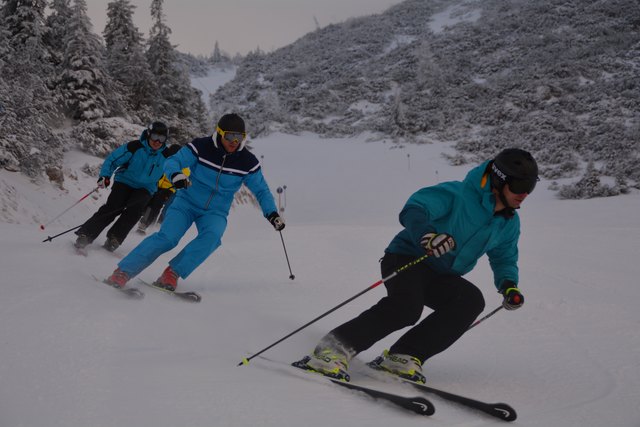 Mit einem Ski-Guide geht's die unberührte Piste hinab.