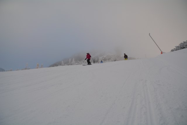 In den frühen Morgenstunden kann man am Hochkar schon die unberührten Pisten genießen.