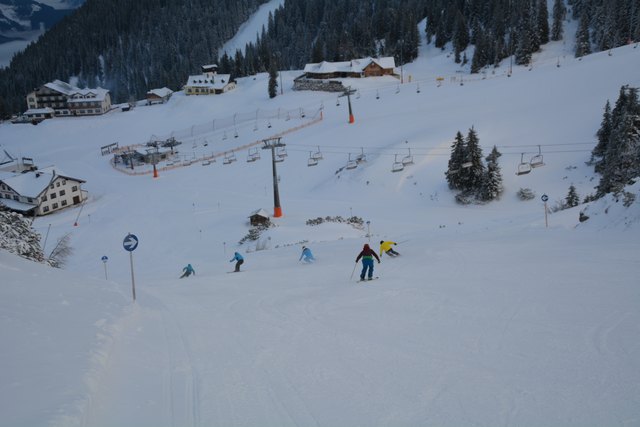 Mit einem Ski-Guide geht's die unberührte Piste hinab.