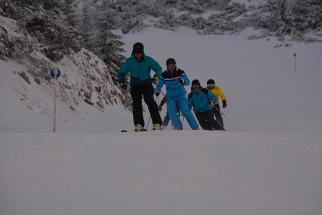 Mit einem Ski-Guide geht's die unberührte Piste hinab.