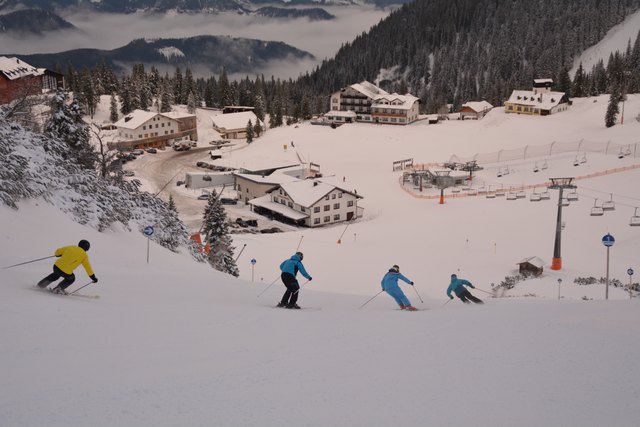 Mit einem Ski-Guide geht's die unberührte Piste hinab.