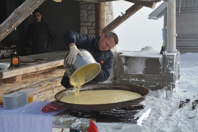 Hüttenchef Joschi berietet das Frühstück für die Gäste zu.