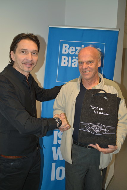 Der Gatte von Gewinnerin Susanne Hantich holte den Preis ab, Mario Hofmann gratuliert.