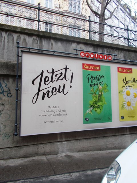 Wunderbar auf das Mauer-Geländer abgestimmt sind die Umrahmungen der neuen Plakatwände in der Gumpendorferstraße