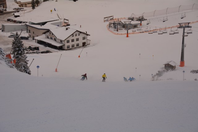 Mit einem Ski-Guide geht's die unberührte Piste hinab.