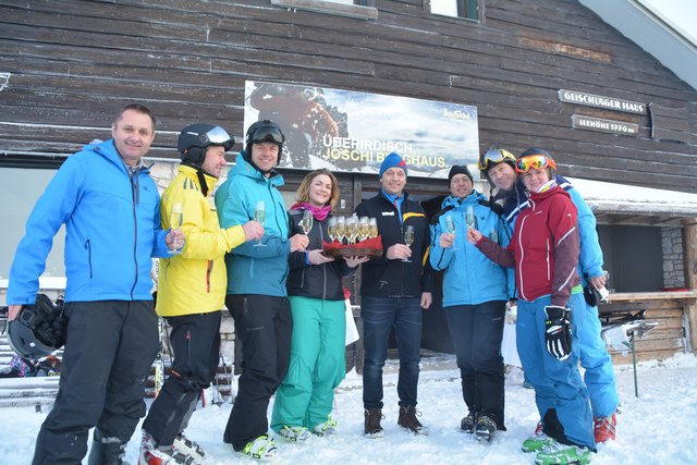 Mit einem Gläschen Sekt stießen die Organisatoren auf das neue Wintersport-Angebot am Göstlinger Hochkar an.